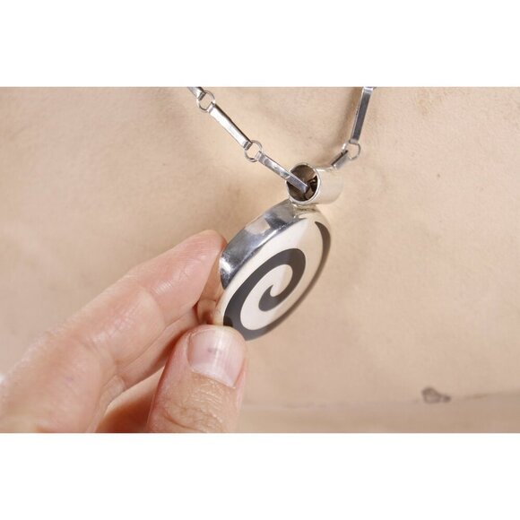 Vintage 1960s chunky spiral necklace, Mexico Sterling silver hypnotic pendant - Picture 7 of 9